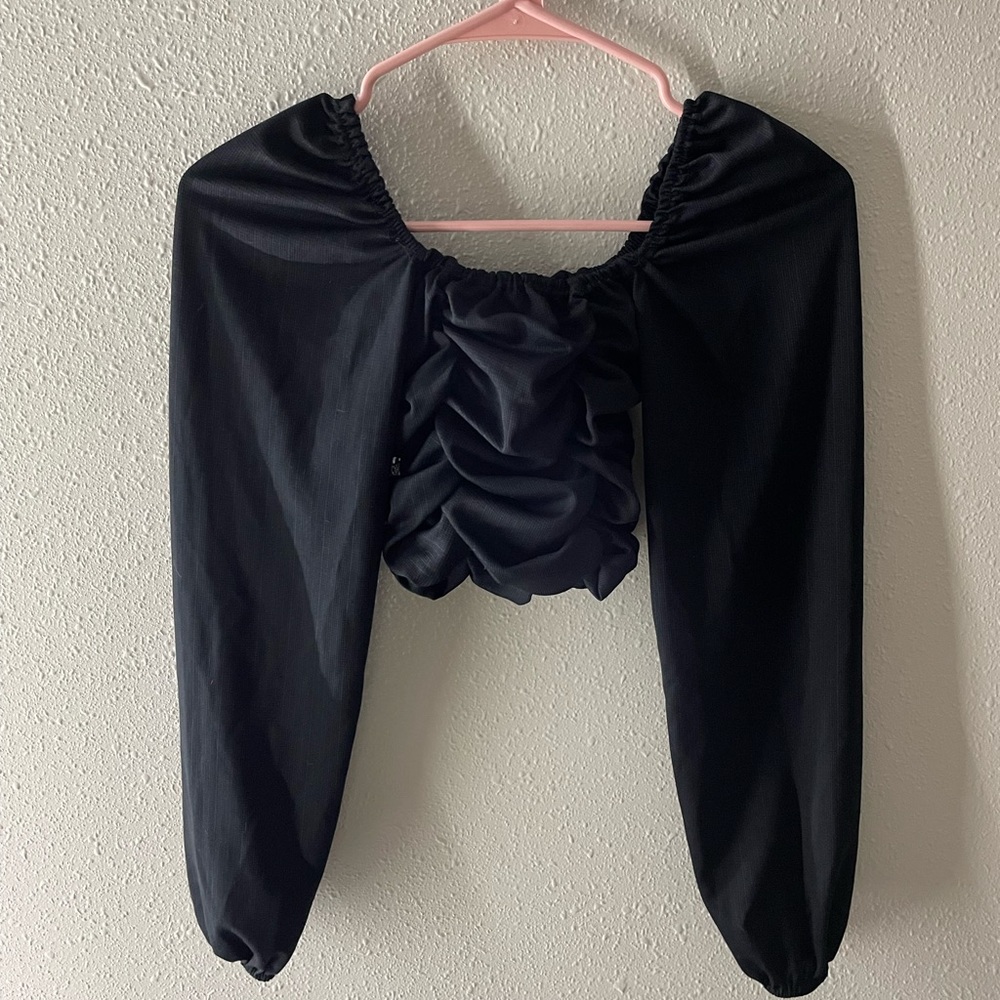 long sleeves cropped top